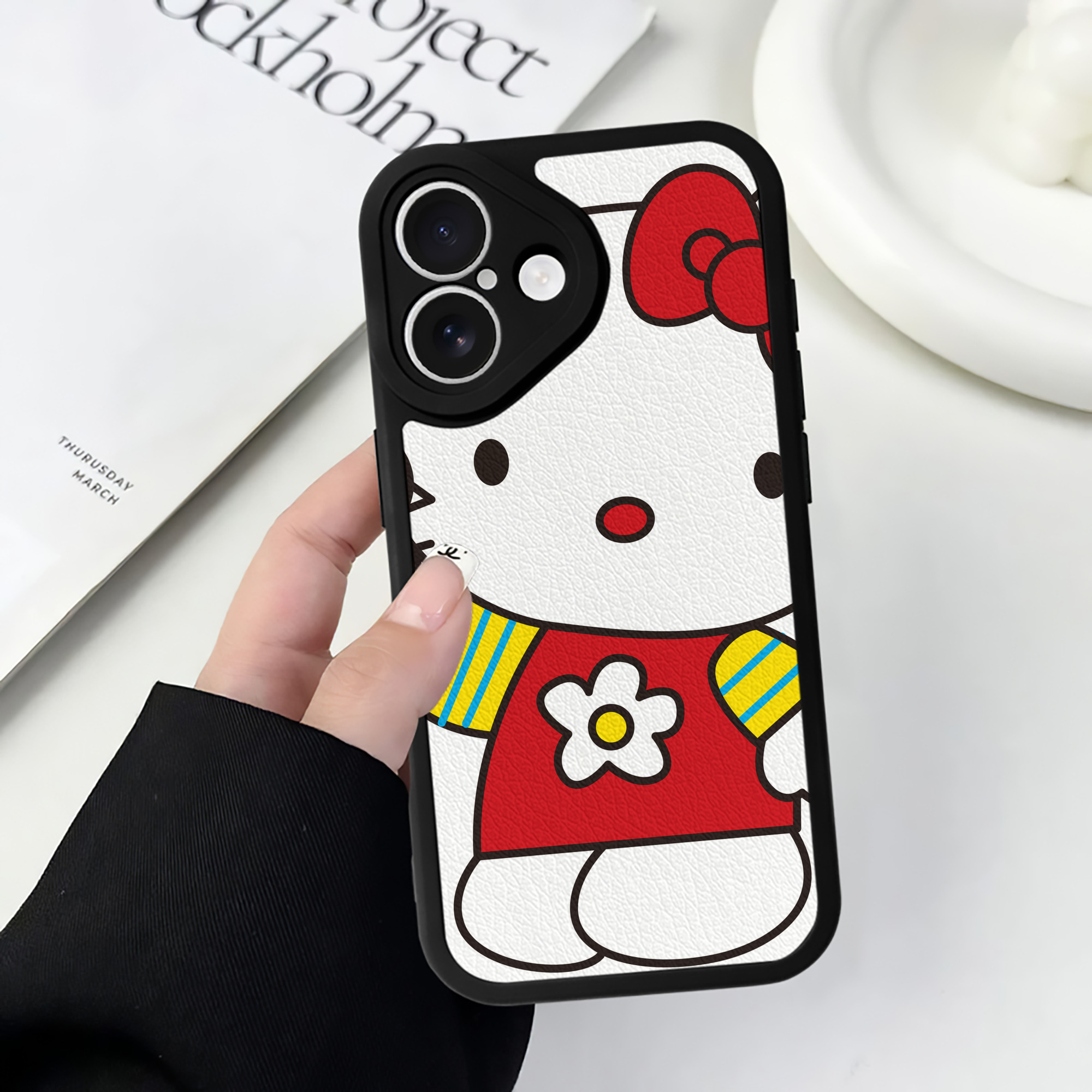 （画像用） Hello Kitty ハローキティ 【iPhone 16シリーズ対応】シリコンスマホケース（レザー調） 材質：シリコン